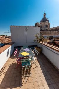 d'une terrasse sur le toit avec une table et des chaises. dans l'établissement La Terrazza Apartment - Smart Holiday, à Mantoue