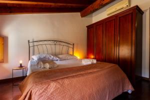 - une chambre avec un lit doté d'un ours en peluche dans l'établissement La Terrazza Apartment - Smart Holiday, à Mantoue