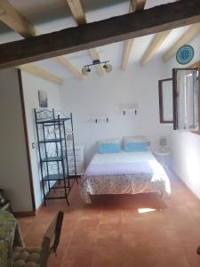 1 dormitorio con 1 cama grande en una habitación en CASA MARIETA, en Reocín
