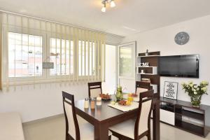 Televízia a/alebo spoločenská miestnosť v ubytovaní Aspalathos dream apartment
