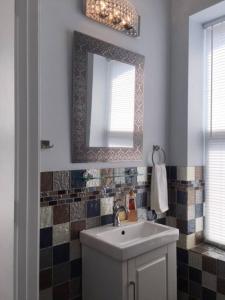 un baño con lavabo y espejo en Luxury three story apartment in SHORT NORTH, en Columbus