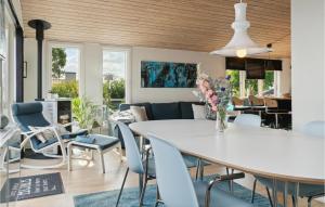 uma sala de jantar e sala de estar com uma mesa branca e cadeiras em Amazing Home In Kirke Sby With House Sea View em Kirke Såby