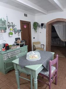 a table and chairs in a kitchen with a table and a stove at Lo scrigno di Simon in Senigallia