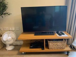 Et tv og/eller underholdning på Vineyard Cottage Sleeps 4 with Garden