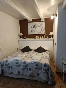 1 dormitorio con 1 cama grande en una habitación en Lo scrigno di Simon, en Senigallia
