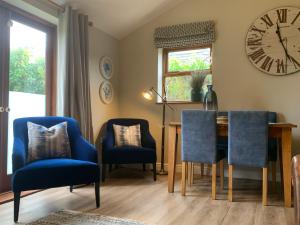 Et opholdsområde på Vineyard Cottage Sleeps 4 with Garden