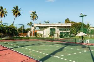 um campo de ténis em frente a um edifício em Apartamento Luxo no Beach Class Resort Muro Alto 3204 em Porto de Galinhas