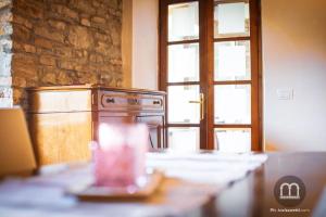 eine Küche mit einem alten Herd und einem Fenster in der Unterkunft Namastè Apartment Città Alta with hills view in Bergamo