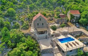 una vista aérea de una casa con piscina en Beautiful Home In Vrgorac With Wifi, en Vrgorac