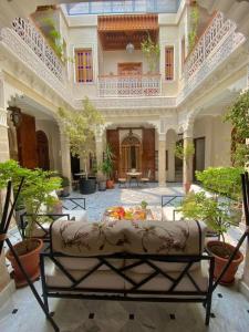 un soggiorno con divano nel centro di un edificio di RIAD LALLA ZINEB a Rabat