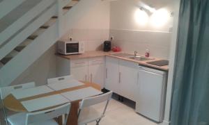 Cuina o zona de cuina de T2 duplex CARCANS Maubuisson vue pins situé au 129 avenue Maubuisson