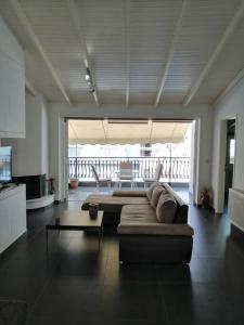 sala de estar con sofá y mesa en Manolis Loft en Pireo