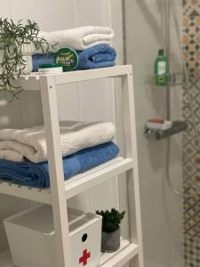 biały wieszak na ręczniki z ręcznikami w łazience w obiekcie Espacio tranquilo cerca del mar w mieście Santa Cruz de Tenerife