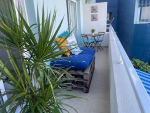 un sofá azul en un balcón con una planta en Espacio tranquilo cerca del mar, en Santa Cruz de Tenerife