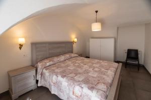 1 dormitorio con 1 cama grande y 1 silla en Ca' Mulini en Garda