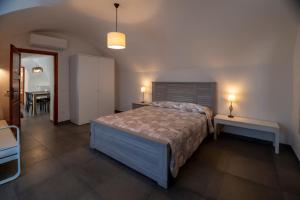 sypialnia z dużym łóżkiem i stołem w obiekcie Ca' Mulini w mieście Garda