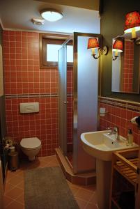 y baño con aseo, lavabo y ducha. en L'isola Guesthouse en Heybeliada