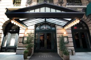 una entrada a un edificio con toldo en The Evelyn NoMad en Nueva York