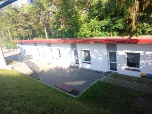 Pokoje Gościnne Malinówka في ياستراوبيا جورا: اطلالة هوائية على مبنى ابيض مع فناء