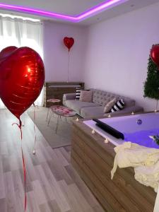 LʼHorme的住宿－Appartement avec Spa et Sauna，客厅设有台球桌和热气球