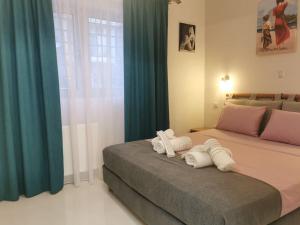 een slaapkamer met een bed met 2 kussens erop bij Keti's home in Athene