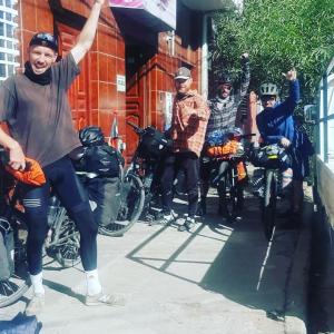 un grupo de personas sentadas en sus bicicletas en Hostal Graciela en Oruro