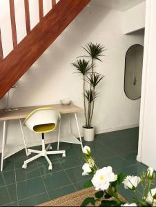 a office with a desk and a chair in a room at Le Duplex au centre de Toulouse - Self check In in Toulouse