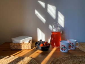 un tavolo con un cesto di frutta e una bevanda di Teika a Riga