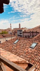 ヴェネツィアにあるカ サルディの建物の屋根からの眺め