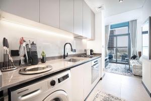 Kuchyň nebo kuchyňský kout v ubytování The Suite Dubai 15 Northside Luxury Living