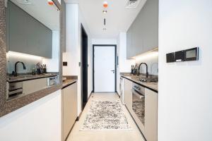 Kuchyň nebo kuchyňský kout v ubytování The Suite Dubai 15 Northside Luxury Living