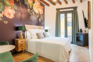 ein Schlafzimmer mit einem Bett und einer Wand mit Blumen in der Unterkunft Dog Admiral - Urban Guest House in Palma de Mallorca