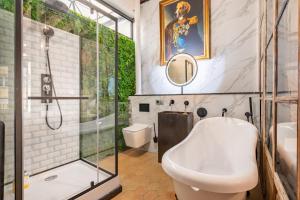 ein Badezimmer mit einer Dusche, einer Badewanne und einem Waschbecken in der Unterkunft Dog Admiral - Urban Guest House in Palma de Mallorca