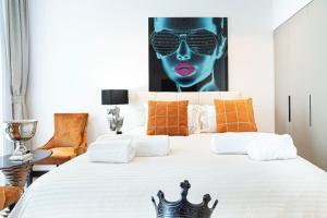 Postel nebo postele na pokoji v ubytování The Suite Dubai 15 Northside Luxury Living