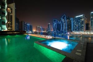 Bazén v ubytování The Suite Dubai 15 Northside Luxury Living nebo v jeho okolí