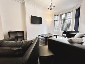 uma sala de estar com um sofá e uma mesa em Salisbury Place by SG Property Group em Crewe
