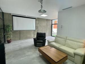 a living room with a couch and a chair at Apartamento Naranja in Bolnuevo