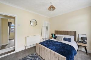 ein Schlafzimmer mit einem großen Bett und einem Fenster in der Unterkunft Brun Clair House in Chatham