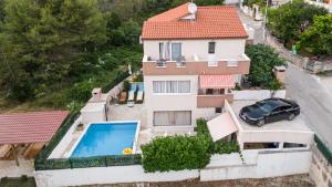 widok z góry na dom z samochodem zaparkowanym na podjeździe w obiekcie Bruno's Poolside Retreat w Trogirze