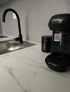 un bancone della cucina con macchinetta del caffè accanto a un lavandino di Le Duplex au centre de Toulouse - Self check In a Tolosa