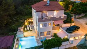 z góry widok na dom z samochodem w obiekcie Bruno's Poolside Retreat w Trogirze