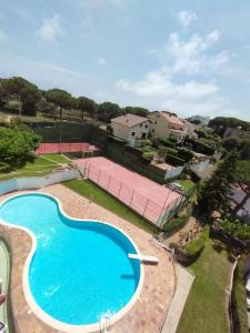 einen Blick über einen Tennisplatz und einen Pool in der Unterkunft Apartamento con vistas in Arenys de Munt