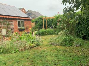 En have udenfor Vineyard Cottage Sleeps 4 with Garden