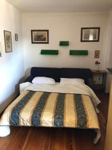 una camera con un letto di Panoramic apartment n 71 a San Martino di Castrozza
