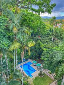 an overhead view of a swimming pool and palm trees at Comfort Inn Córdoba in Córdoba