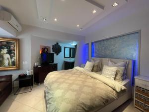 埃拉特Eilat Beach House的一间带大床和电视的卧室