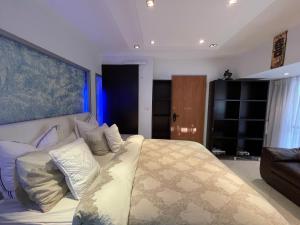 1 dormitorio con 1 cama grande y 1 sofá en Eilat Beach House, en Eilat