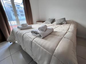 Postel nebo postele na pokoji v ubytování Hermoso departamento con vista al Canal Beagle