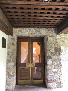 una porta per un edificio in pietra con soffitto in legno di Panoramic apartment n 71 a San Martino di Castrozza