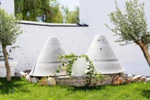 dos macetas en una pared de piedra en un patio en El Molino de Plata en Albuñuelas